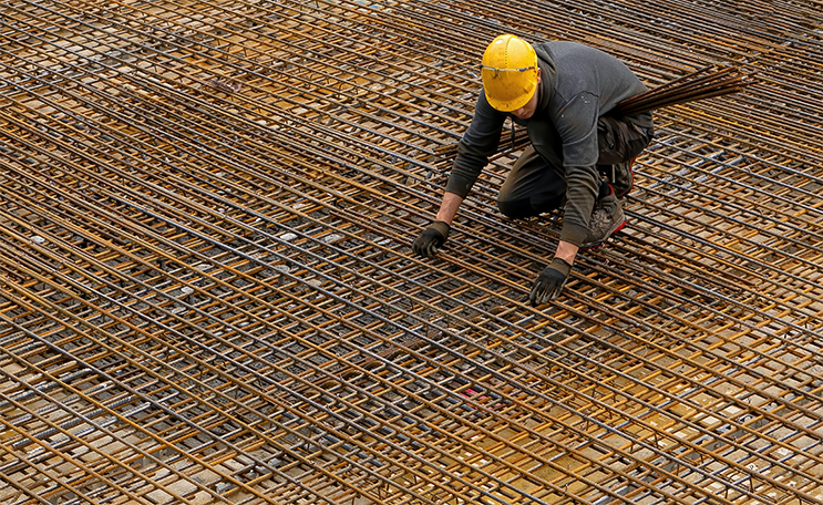 Nauwkeurig werk aan stalen wapening op een bouwplaats